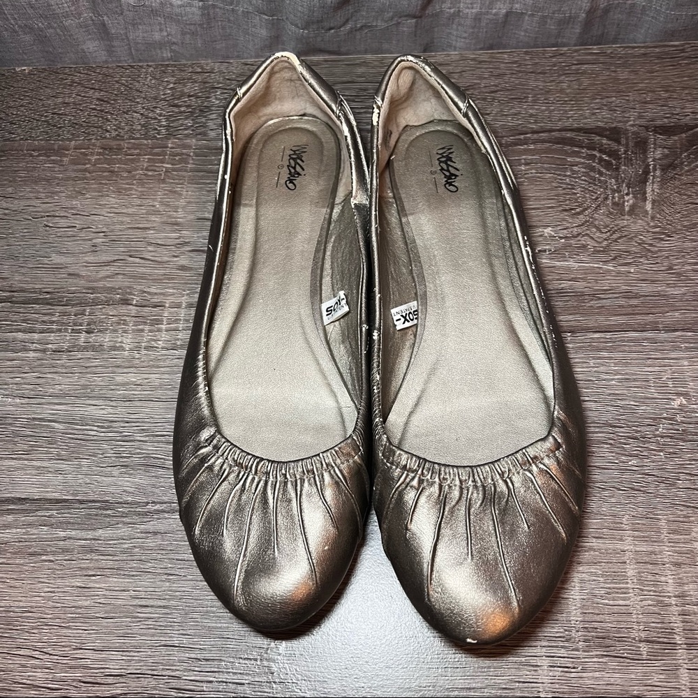 Gold flats in women’s size 9.5